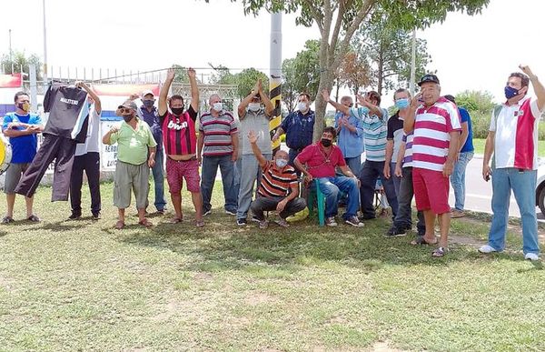 Maleteros acampan desde hace 31 días frente al aeropuerto y pelearán en los Tribunales para poder trabajar - Nacionales - ABC Color