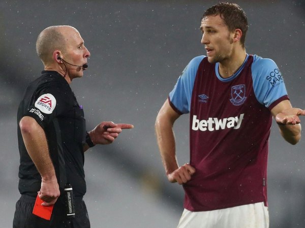 Árbitro es amenazado de muerte en la Premier League