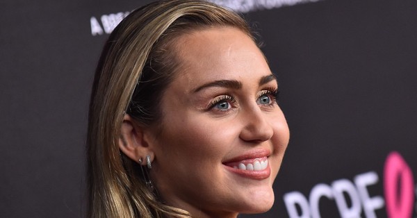 El homenaje de Miley Cyrus a Britney Spears en el Super Bowl pidiendo su libertad - C9N