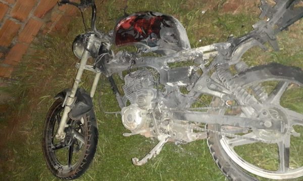 Moto se incendia tras choque