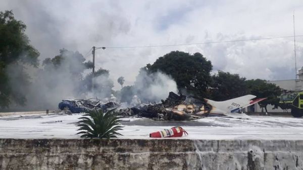 Cae avioneta en el predio de la Fuerza Aérea Paraguaya: hablan de unos cuatro fallecidos