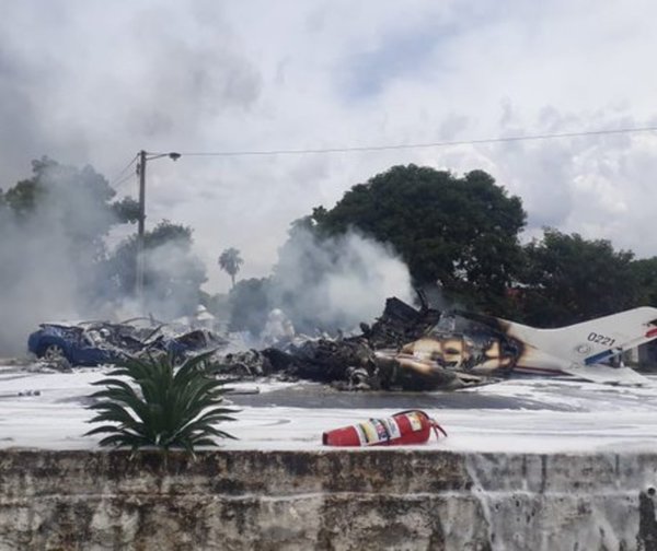 Cae avioneta en predio de la Fuerza Aérea