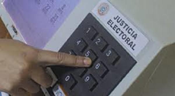 Funcionarios electorales se preparan para capacitar sobre el uso de máquina de votación a la ciudadanía