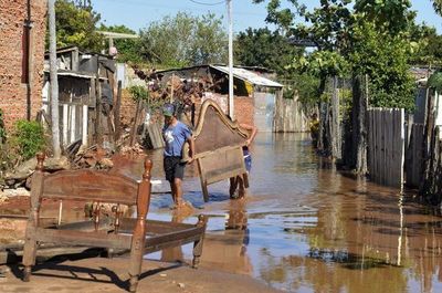 Trasladan a familias de zonas ribereñas afectadas por la crecida del río Paraguay | Ñanduti