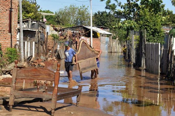 Trasladan a familias de zonas ribereñas afectadas por la crecida del río Paraguay | Ñanduti
