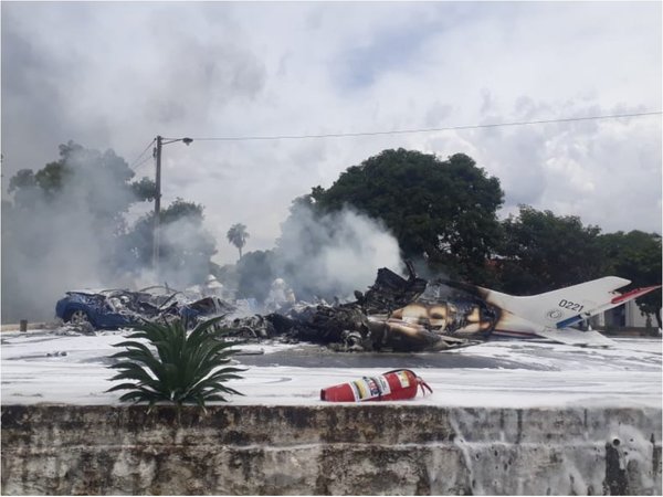 Avión cayó en el estacionamiento de la Fuerza Aérea
