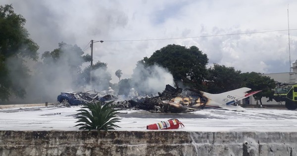La Nación / Siete personas fallecidas tras caída de avioneta en la base aérea de Ñu Guasu