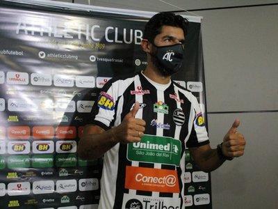 'Loco' Abreu dice que aún tiene "hambre" de fútbol en su regreso a Brasil