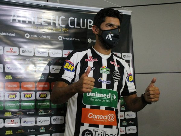 'Loco' Abreu dice que aún tiene "hambre" de fútbol en su regreso a Brasil