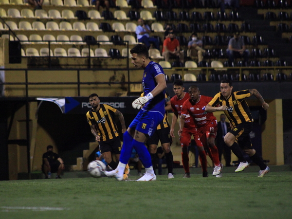 Atajan y también hacen goles