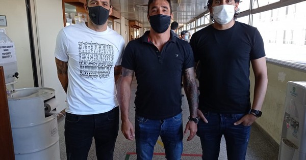 La Nación / Pareja que estafó a tres jugadores de fútbol irá a un juicio oral y público