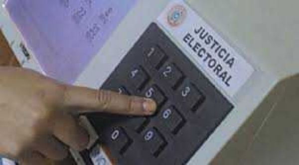 Funcionarios electorales se preparan para capacitar sobre el uso de máquina de votación a la ciudadanía