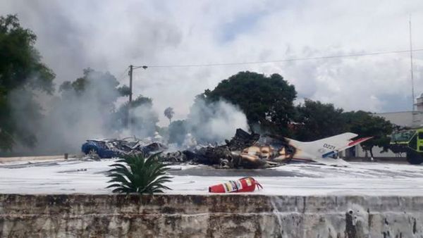 Al menos siete muertos tras caer una avioneta militar en un predio de la Fuerza Aérea