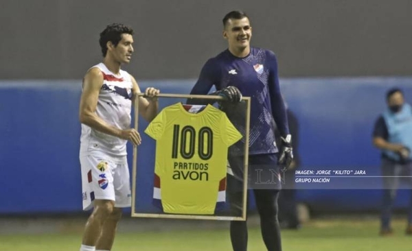 HOY / Kili Rojas recibe la tradicional camiseta con la inscripción 100