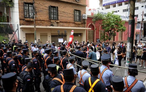 Gran despliegue policial para manifestación de repudio a Mario Abdo  - Nacionales - ABC Color
