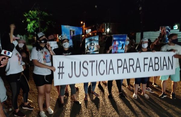 Familiares de joven asesinado se manifiestan una vez más frente a la casa de novia de “Papo” Morales - Nacionales - ABC Color