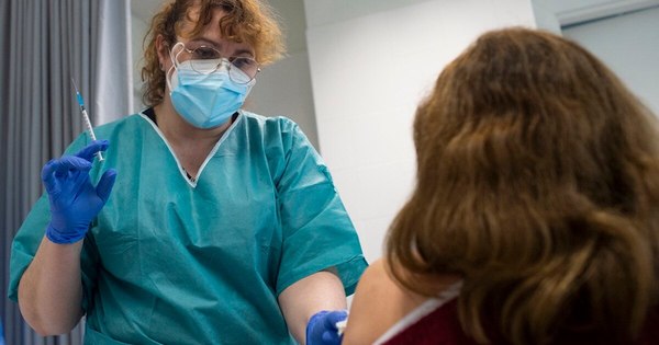 La Nación / La OMS examina la vacuna de AstraZeneca/Oxford