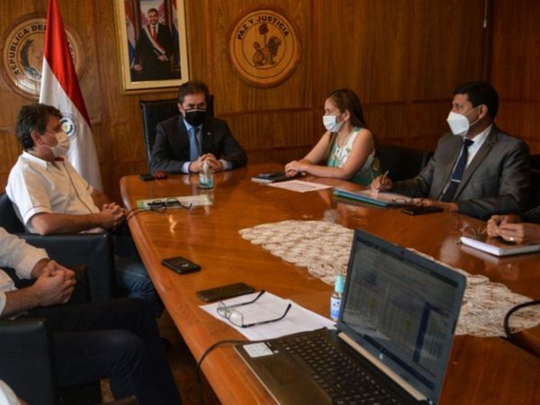 MIC buscará estrategias para evitar suba de combustibles