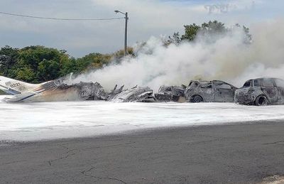 Siete personas mueren tras caída de aeronave en predio de Fuerza Aérea - Nacionales - ABC Color