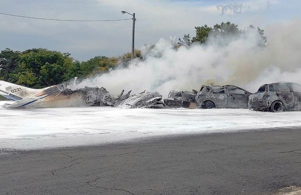 Siete personas mueren tras caída de aeronave en predio de Fuerza Aérea - Nacionales - ABC Color