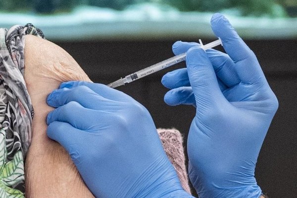 Perú comenzó a inmunizar a la población contra el coronavirus
