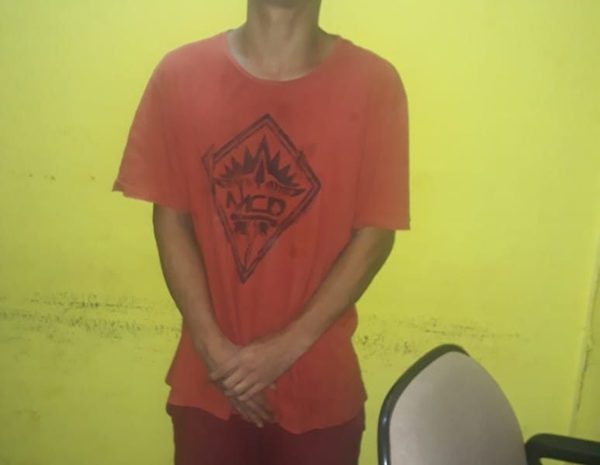 Adicto amenazó a guardias de seguridad y se quemó en calabozo