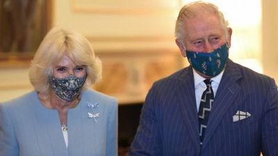 Príncipe Carlos de Inglaterra es vacunado contra el Covid-19