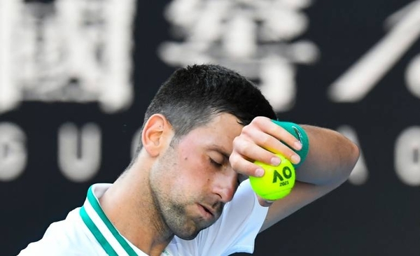 HOY / Djokovic sufre con Tiafoe y el calor antes de pasar a tercera ronda