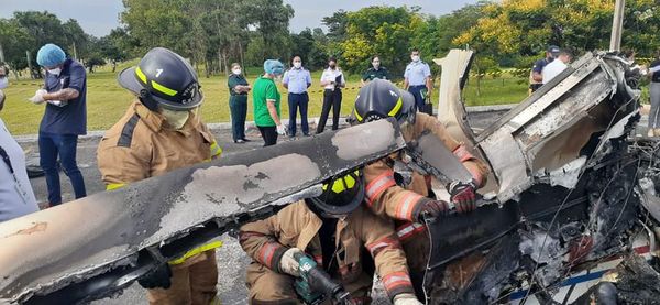 Someterán a autopsia el cuerpo de piloto y copiloto de avioneta siniestrada - Noticiero Paraguay