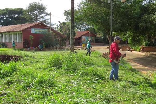 Tras denuncias de abandono de escuelas, comuna franqueña realiza limpieza