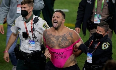HOY / El espontáneo del Super Bowl se comprará una jirafa con ganancias de apuestas