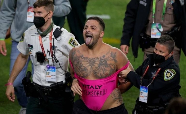 HOY / El espontáneo del Super Bowl se comprará una jirafa con ganancias de apuestas
