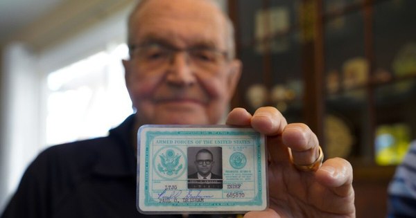 La Nación / Recibe su billetera perdida en la Antártida... 53 años después