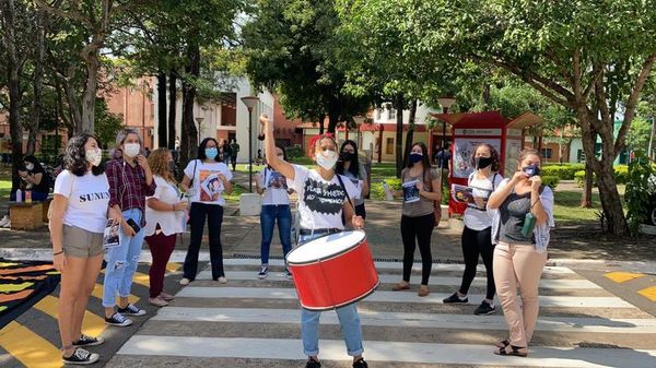 Universitarios se manifiestan frente al Rectorado de la UNA por recorte de becas y burocracia del arancel 0 - Nacionales - ABC Color