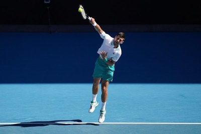 Djokovic sufre pero avanza; Muguruza no acusa el cansancio