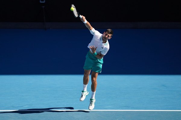 Djokovic sufre pero avanza; Muguruza no acusa el cansancio