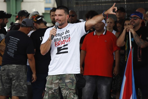 Actor Julian Gil tilda de racista orden de borrar bandera de Puerto Rico en Miami - MarketData