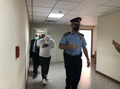 Juez dicta arresto domiciliario para cirujano plástico, imputado por coacción sexual y violación