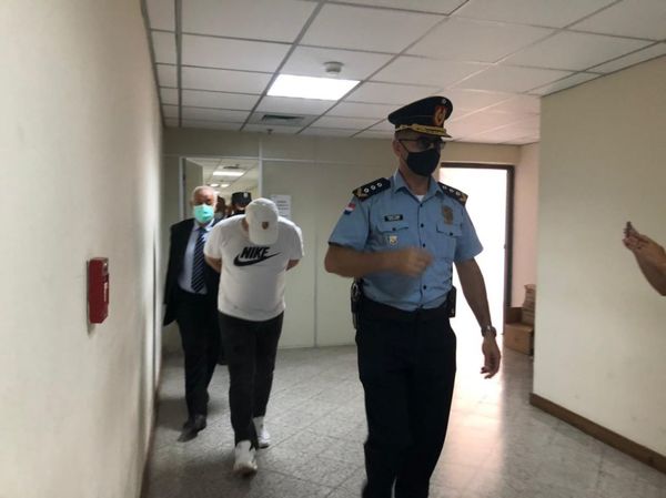 Juez dicta arresto domiciliario para cirujano plástico, imputado por coacción sexual y violación