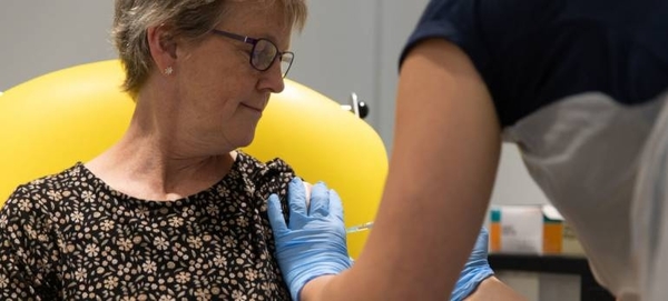 HOY / Asesores de la OMS recomiendan la vacuna de AstraZeneca para personas mayores