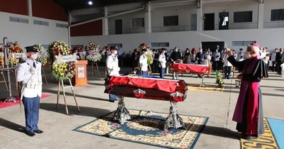 La Nación / Abdo participó de oficio religioso para despedir a militares fallecidos