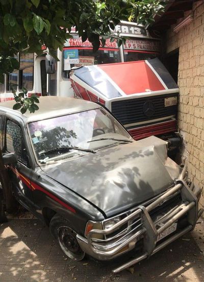 Choque entre un ómnibus de la línea 13 y dos automóviles deja saldo de varios heridos  - Nacionales - ABC Color