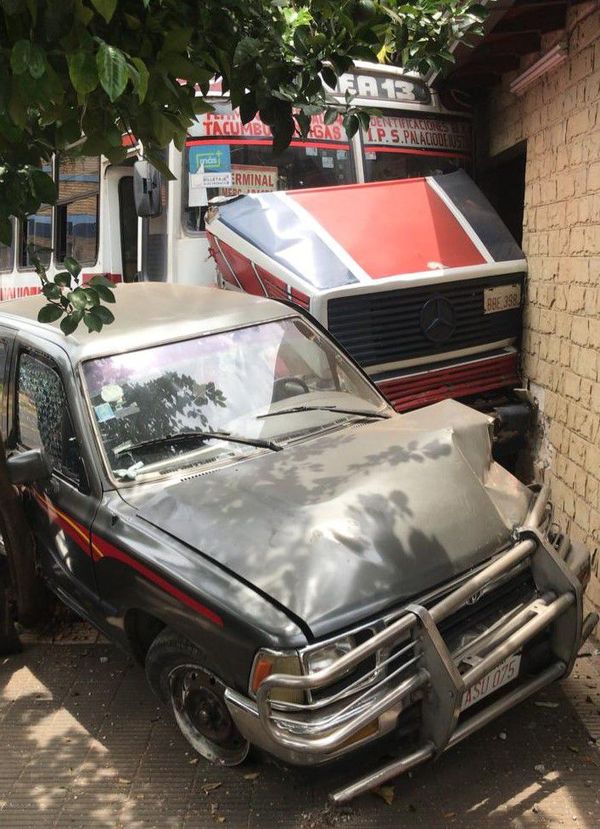 Choque entre un ómnibus de la línea 13 y dos automóviles deja saldo de varios heridos - Nacionales - ABC Color
