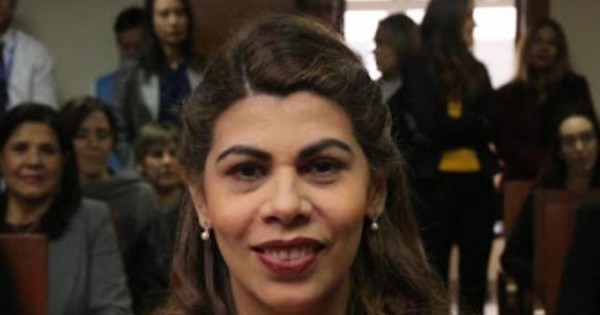 La Nación / Jueza dilata fijar fecha de juicio oral para Cristina Arrom, querellada por difamación