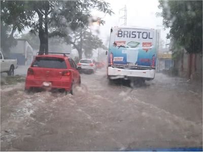 Nuevas lluvias colapsan calles y avenidas de Asunción