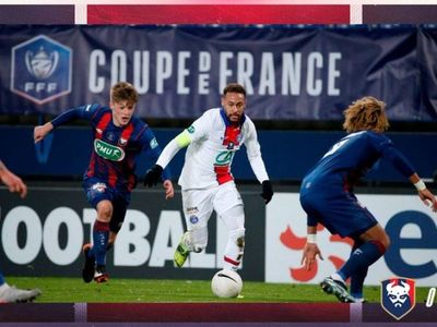 Neymar se retira lesionado