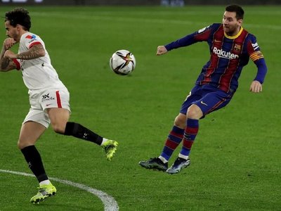 Sevilla golpea primero y Bono amarga la noche a Messi