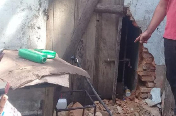 Delincuentes abren boquete para robar un taller mecánico - Noticiero Paraguay