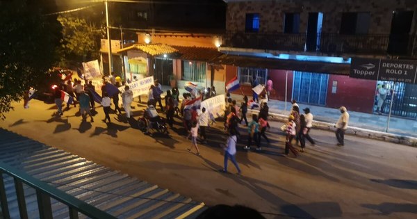 La Nación / Unas 20 personas se movilizaron frente a la casa del diputado “Bachi” Núñez