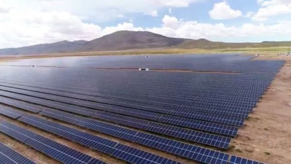 Bolivia inaugura la planta de energía solar más grande del país y la más alta del mundo